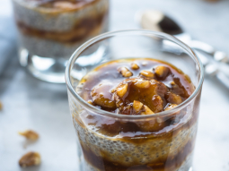 Pudding chia z musem z karmelizowanych bananów