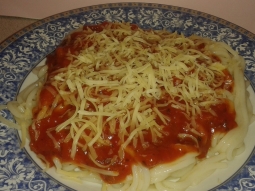 Spaghetti z sosem pomidorowym i serem