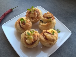 Różyczki z ciasta francuskiego z szynką, serem żółtym i oliwkami