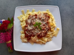 Tagliatelle z kiełbasą w sosie pomidorowym