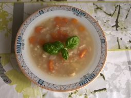 Krupnik z kaszą pęczak na żeberkach