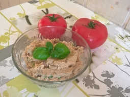 Pasta rybna z suszonymi pomidorami i bazylią