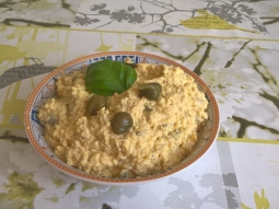 Pasta jajeczna z kaparami i żółtym serem