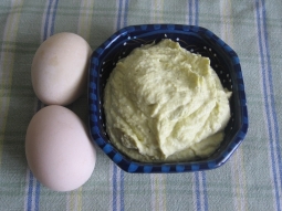 Pasta jajeczna z żółtym serem i ogórkiem