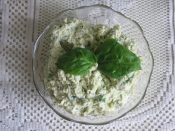 Pasta jajeczna z ogórkiem i świeżym szpinakiem