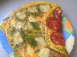 Omlet z pomidorem, mozzarellą i koperkiem