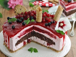 Porzeczkowy tort z glazurą