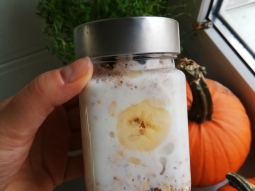 Nocna owsianka z bananem