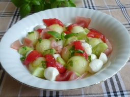 Sałatka z melonem, mozzarellą i szynką