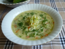 Zupa ogórkowa ze świeżych ogórków