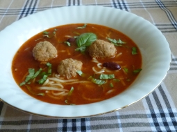 Zupa pomidorowa z pulpecikami i makaronem