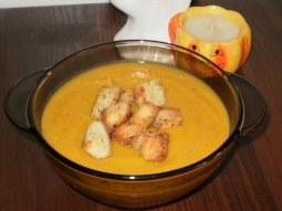 Zupa krem z dyni z domowymi grzankami