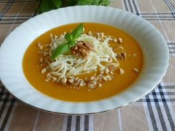 Kremowa zupa dyniowa z makaronem i orzechami