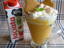Czekolada dyniowa z bitą śmietaną i ciastkami