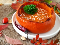 Zupa dyniowa w miseczkach z pieczonej dyni