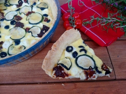 Tarta z cukinią i suszonymi pomidorami