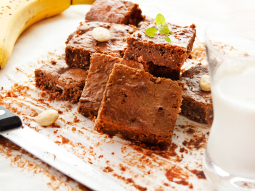 Bananowo - kokosowe brownie z blanszowanymi migdałami