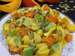 Makaron z sosem dyniowym, serem gorgonzola, pieczonymi batatami i awokado