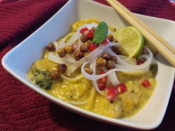 Laksa dyniowa z chrupiącą ciecierzycą