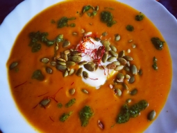 Zupa z pieczonej dyni z pesto pietruszkowym