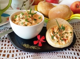 pasta z łososia  z jajem  i szczypiorkiem