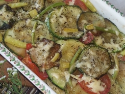 Zapiekanka z cukini z fasolką szparagową i pomidorami z mozzarellą w ziołach