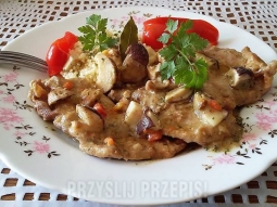 łopatka  w sosie z grzybami lesnymi