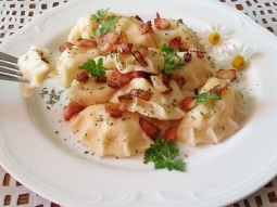 Pierogi z ziemniakami, twarogiem i boczkiem