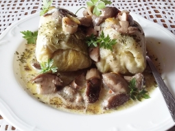 gołabki z sosem serowo smietanowym i z grzybami