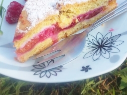 Kruche z malinami  i śliwkami