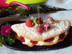 omlet  biszkoptowy z mascarpone i malinami