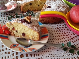 Ucierane ciasto  z jabłkiem orzechami i soczysta żurawiną