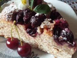 ucierane bananowo kajmakowe ciasto z wisniami