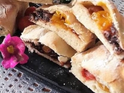ciasto z serków z  mirabelkami i czekolada