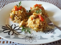Kopułki z ryżu z kurczakiem i kolorowymi warzywami w curry