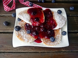 Pancakes z sosem borówkowym
