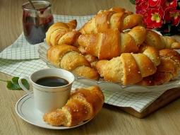 Drożdżowe rogaliki z kruszonką i dżemem jeżynowym