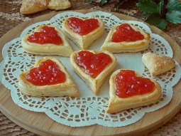 Francuskie ciasteczka z budyniem i dżemem truskawkowym