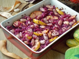 Pieczona kapusta czerwona z fasolą i jabłkami