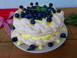 Tort Pavlova z kremem cytrynowym