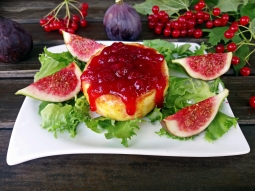 Camembert z żurawiną i figami