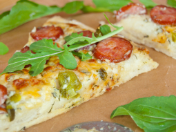 Pizza z białym sosem, kiełbasą i rukolą