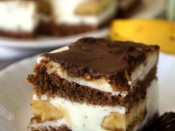 Ciasto bananowe z lekkim kremem jogurtowym i czekoladą