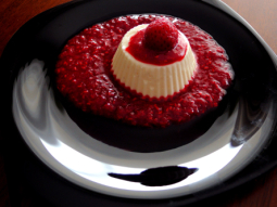 Panna cotta z musem malinowym