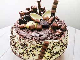 Tort KINDER-OREO z kremem śmietanowym białą czekoladą i kwaśnymi malinami