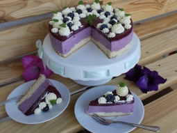 Tort Jagodowo-śmietankowy