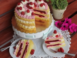 Tort Malinowo-Śmietankowy
