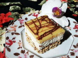 Ciasto na życie preparowanym z bitą śmietaną, mascarpone i advocatową polewą