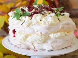 Tort bezowy z konfiturą wiśniową i gorzką czekoladą