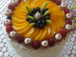Tort śmietanowo - malinowy z frużeliną wiśniową